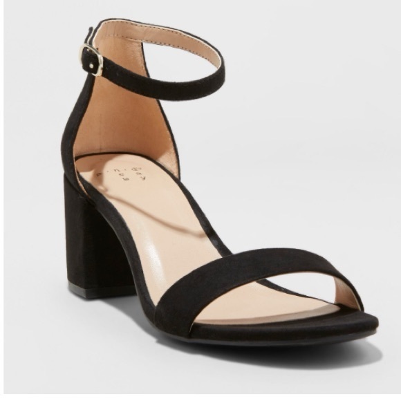 Shoes - Black strap open toe heels 🖤